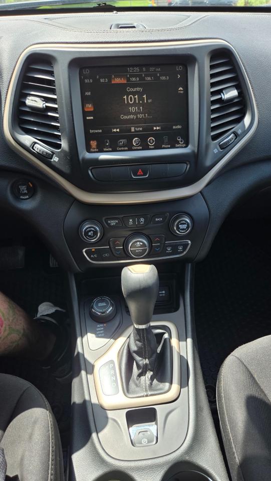 2015 Jeep Cherokee Latitude 4WD - Photo #11