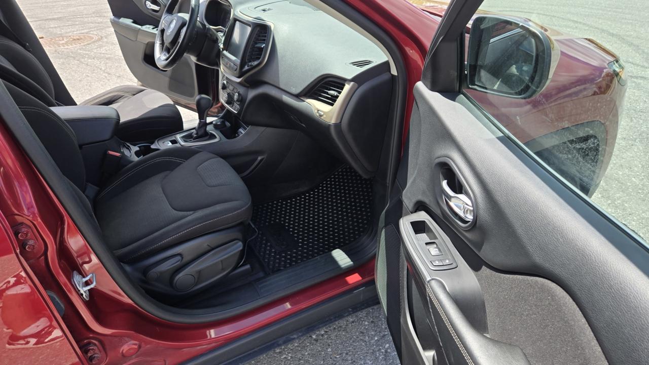 2015 Jeep Cherokee Latitude 4WD - Photo #13
