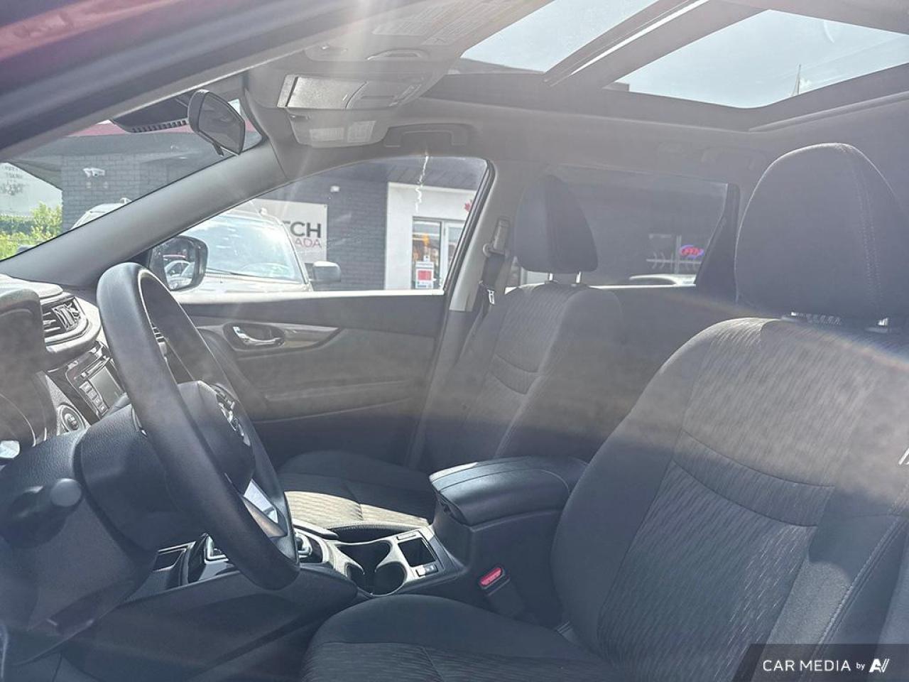 2020 Nissan Rogue SV / NO ACCIDENTS / PANO ROOF / HTD SEATS / AWD - Photo #21