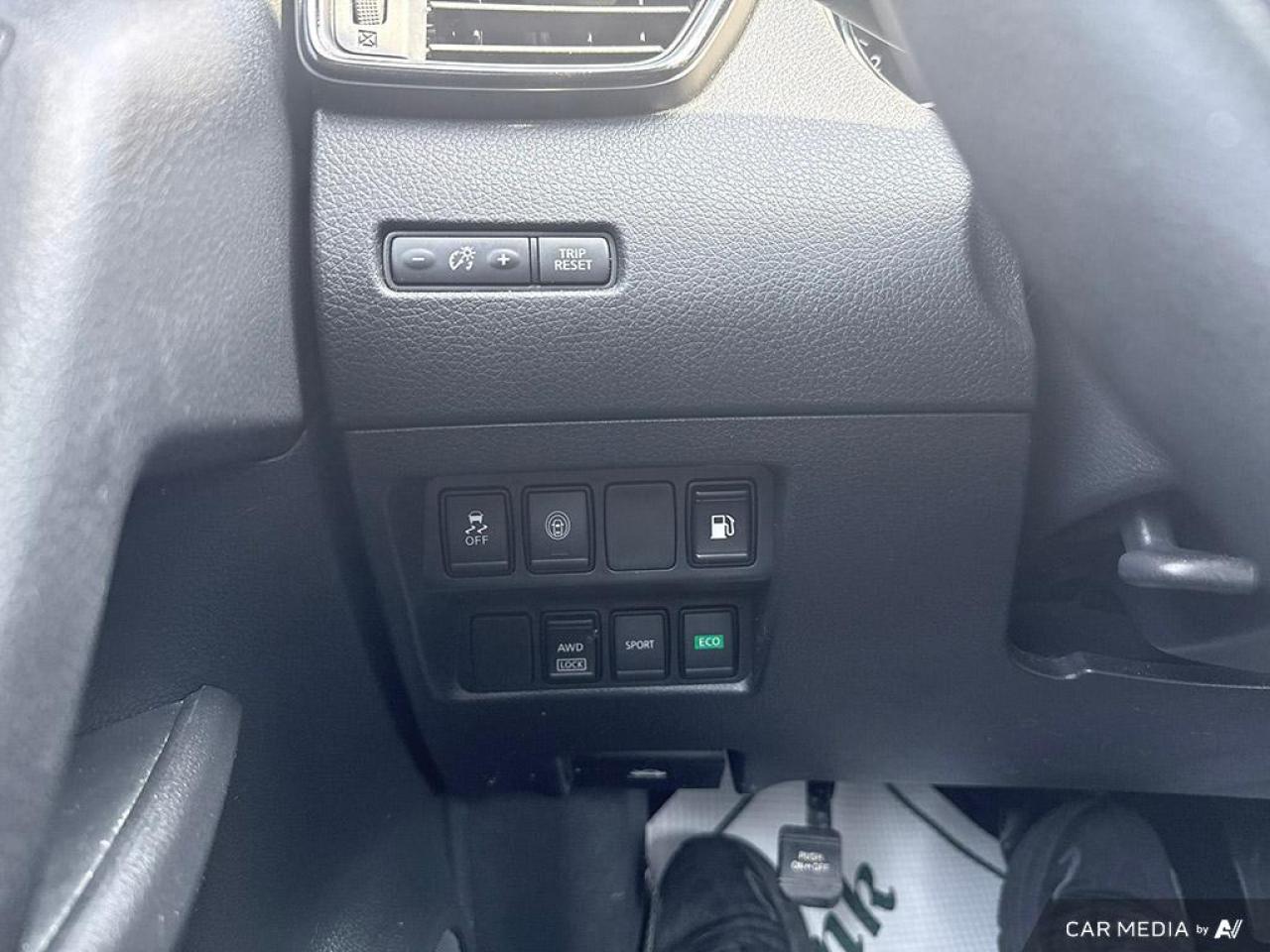 2020 Nissan Rogue SV / NO ACCIDENTS / PANO ROOF / HTD SEATS / AWD - Photo #18