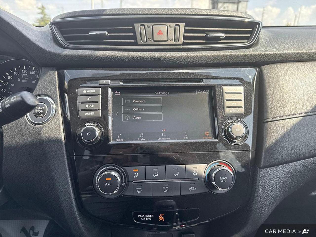 2020 Nissan Rogue SV / NO ACCIDENTS / PANO ROOF / HTD SEATS / AWD - Photo #14