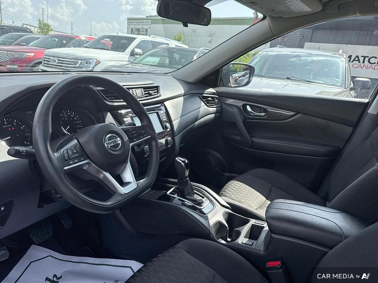 2020 Nissan Rogue SV / NO ACCIDENTS / PANO ROOF / HTD SEATS / AWD - Photo #9