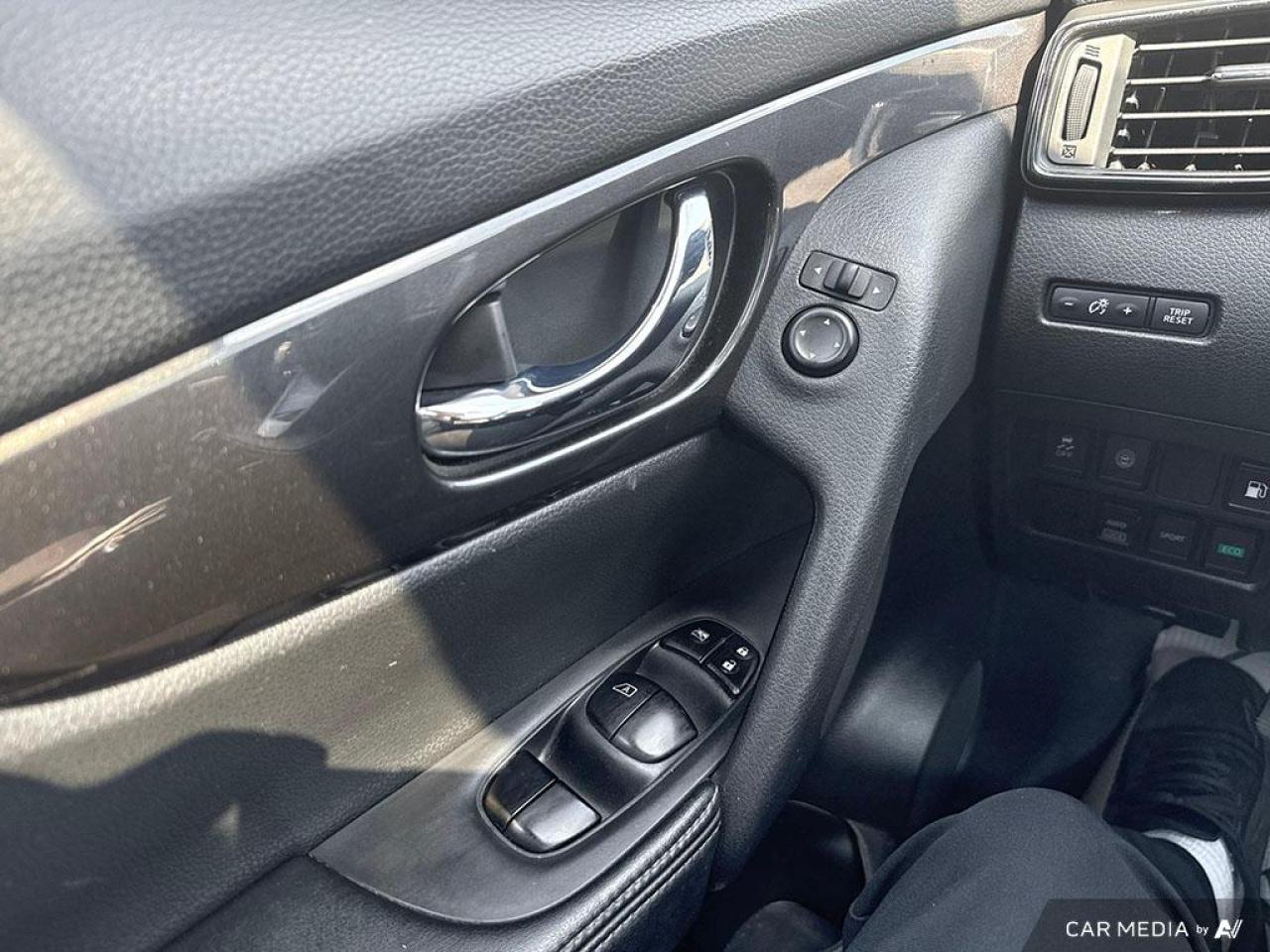 2020 Nissan Rogue SV / NO ACCIDENTS / PANO ROOF / HTD SEATS / AWD - Photo #17