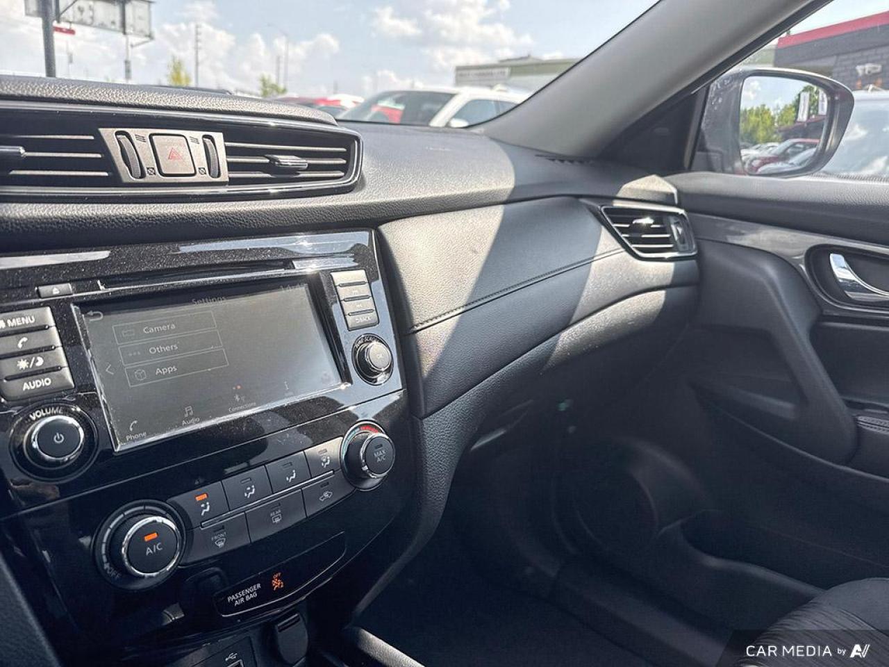 2020 Nissan Rogue SV / NO ACCIDENTS / PANO ROOF / HTD SEATS / AWD - Photo #20