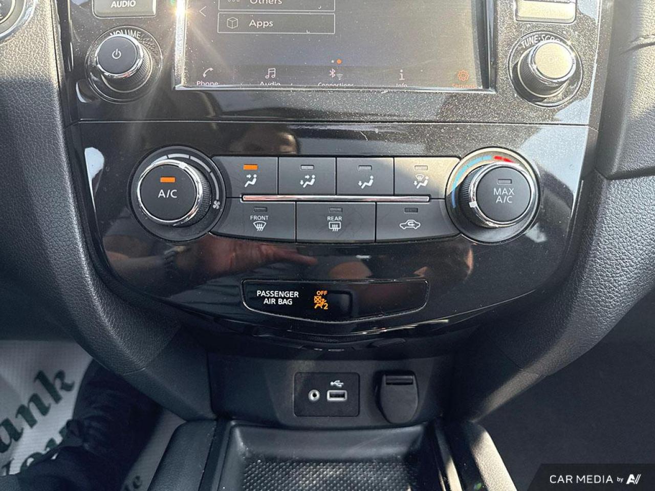 2020 Nissan Rogue SV / NO ACCIDENTS / PANO ROOF / HTD SEATS / AWD - Photo #16
