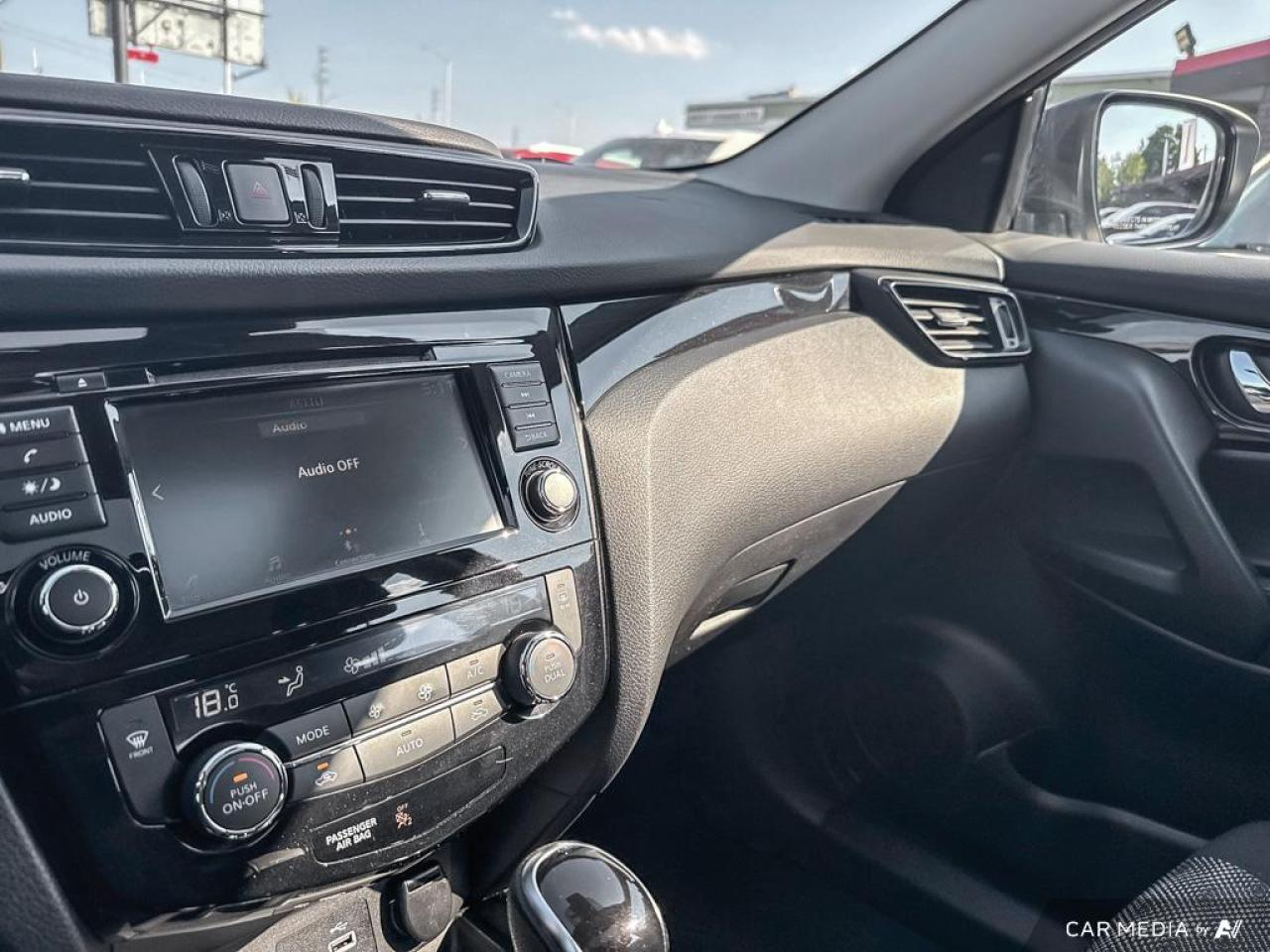 2022 Nissan Qashqai SV / NO ACCIDENTS / ROOF / HTD SEATS / AWD - Photo #24