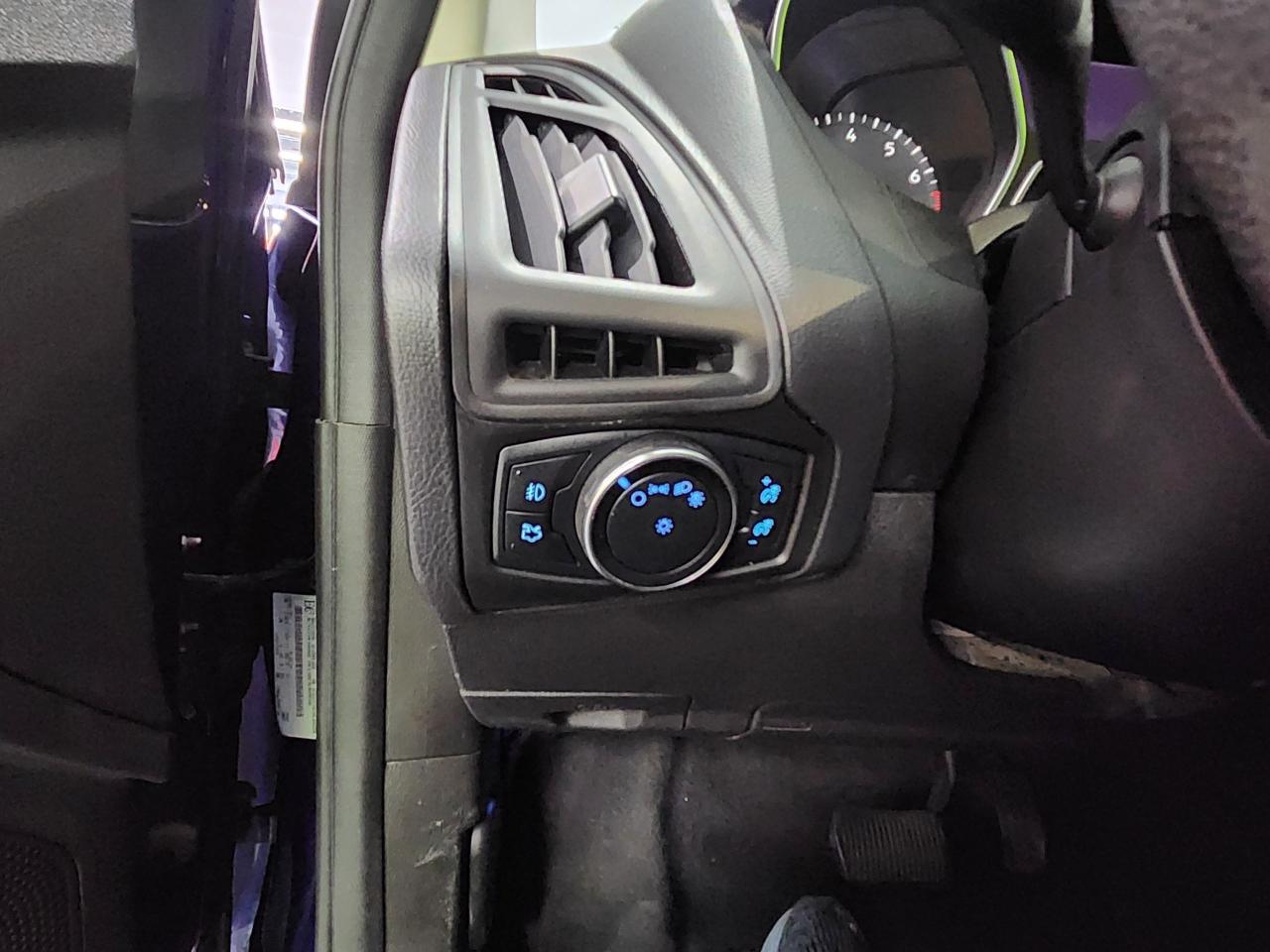 2017 Ford Focus SEL SUNROOF REAR CAM A/C - Photo #28