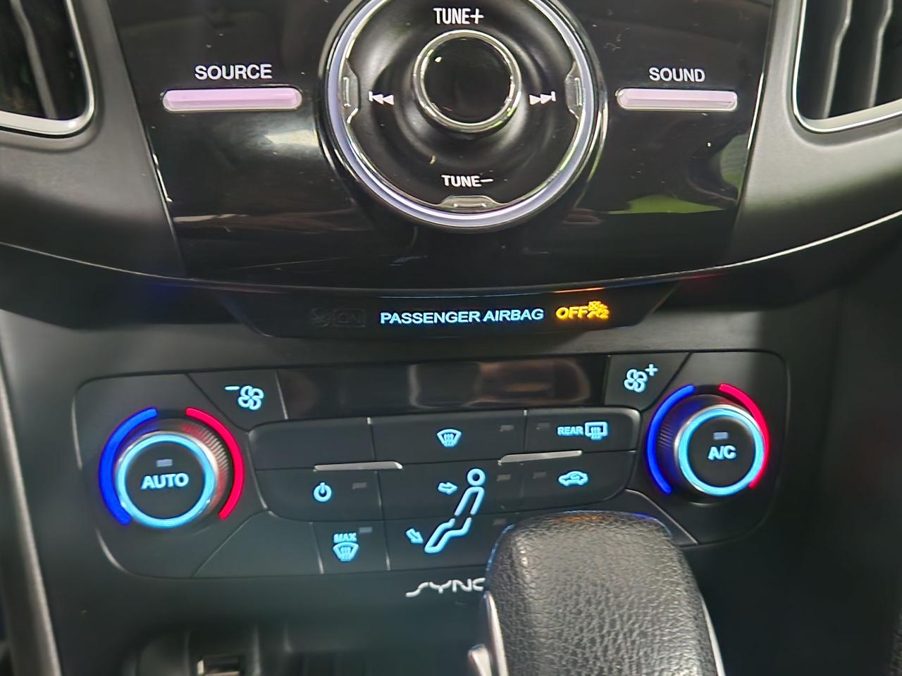 2017 Ford Focus SEL Sunroof Auto New Brakes, Clean - Photo #27