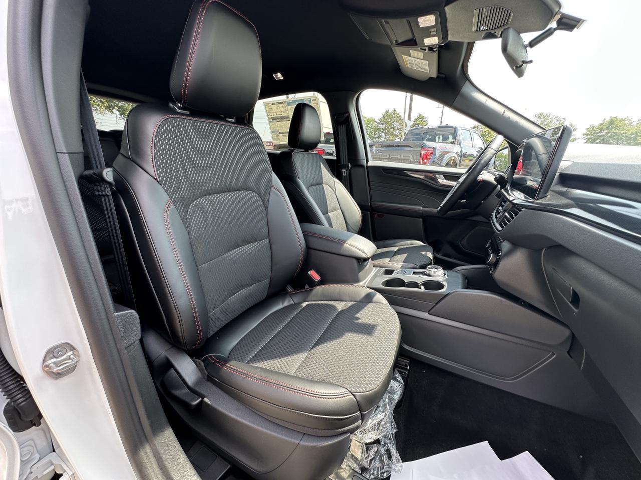 2025 Ford Escape ST-LINE |AWD | TECH PACK | COLD WEATHER GRP  | Photo