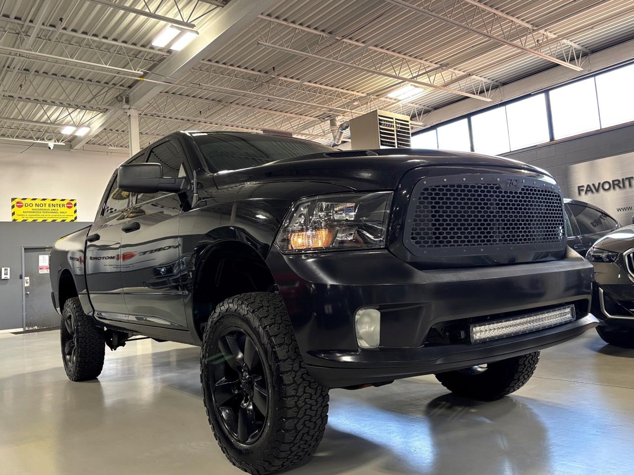 2019 RAM 1500 Classic Express|V8HEMI|4X4|CREWCAB|LIFTED|TONNEAUCOVER|+++ - Photo #2