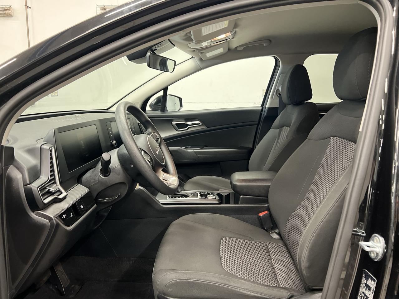 2023 Kia Sportage AWD | LOW KMS | HTD SEATS | CARPLAY | ALLOYS | A/C Photo