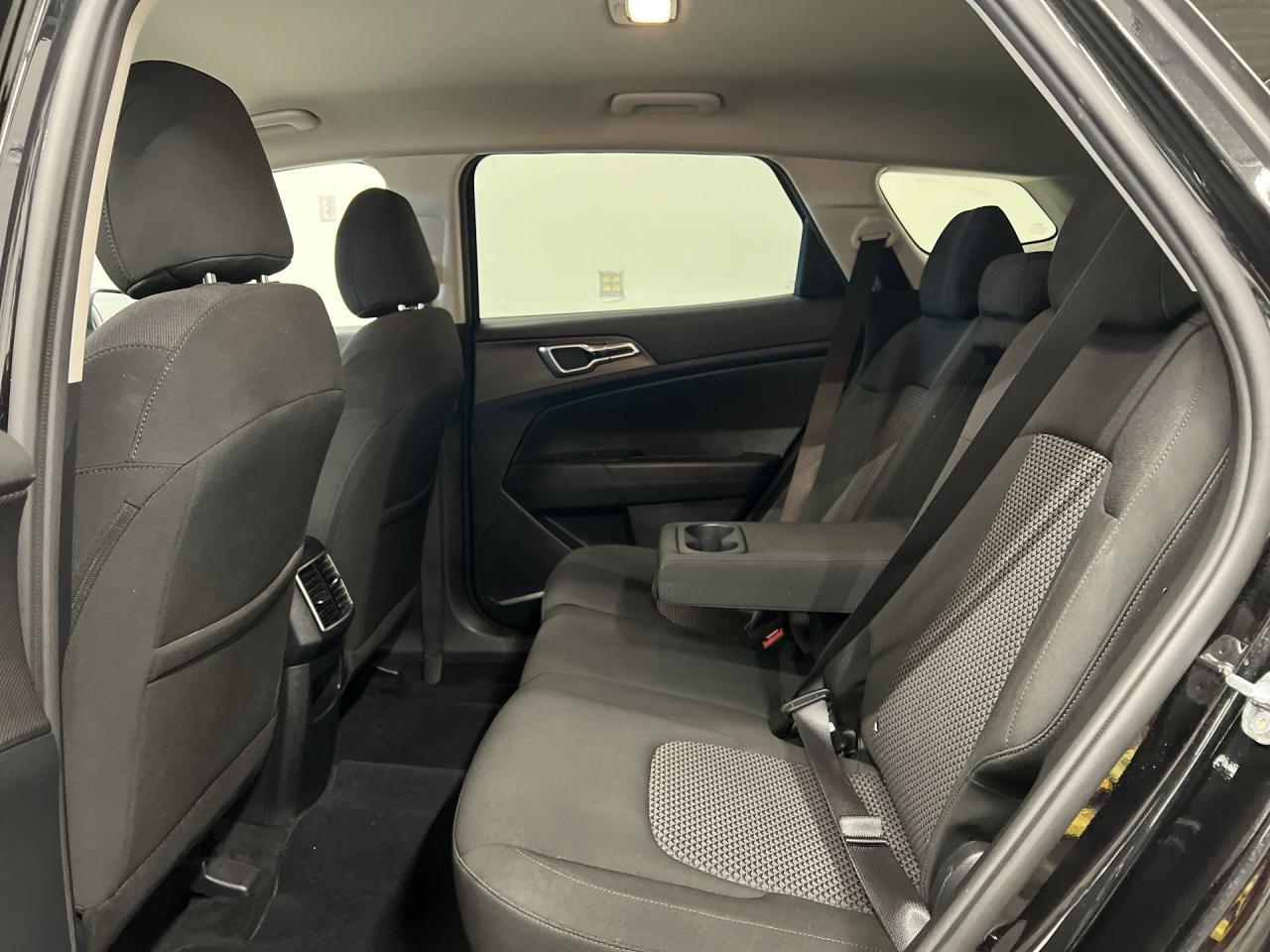 2023 Kia Sportage AWD | LOW KMS | HTD SEATS | CARPLAY | ALLOYS | A/C Photo