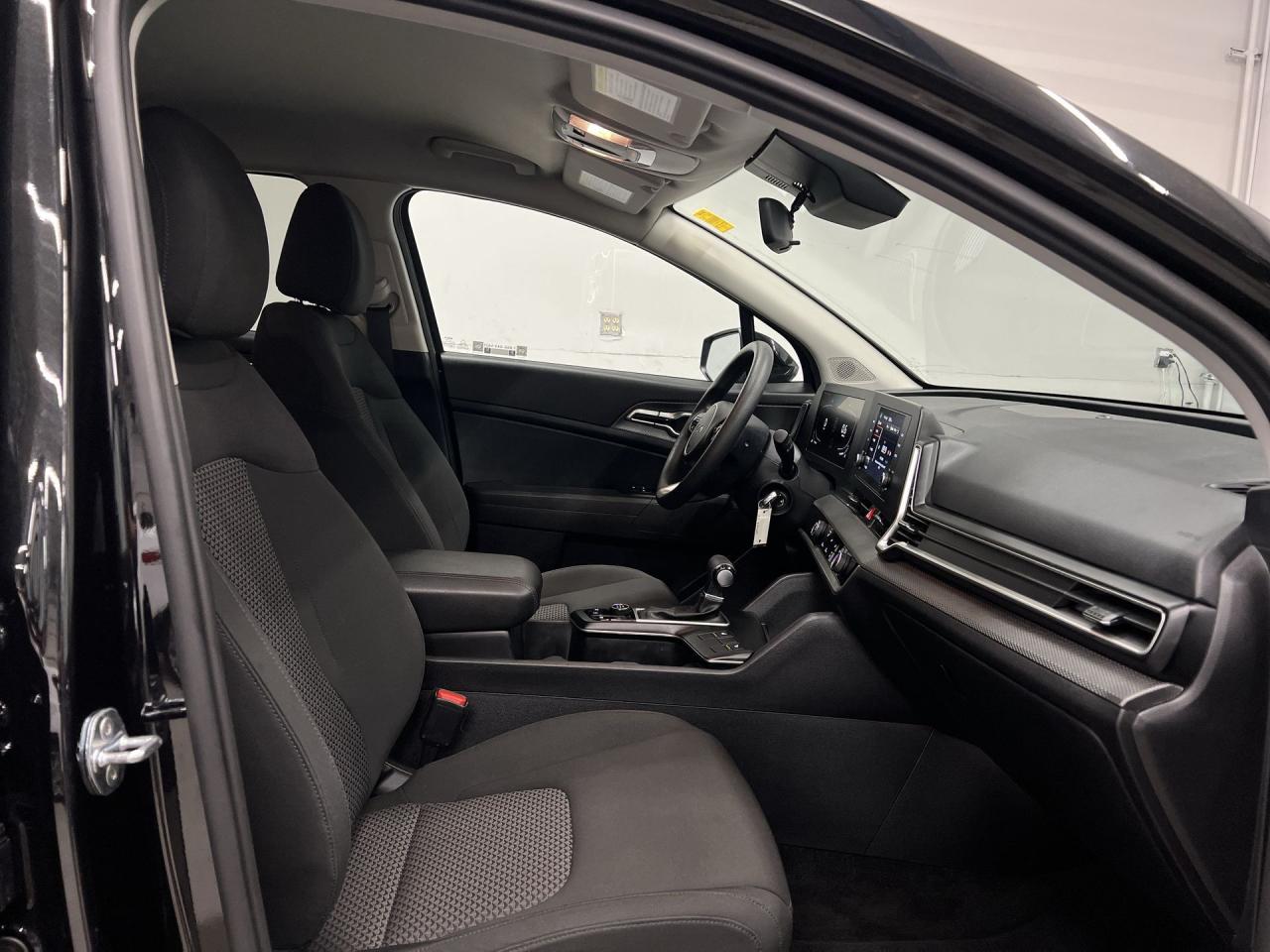 2023 Kia Sportage AWD | LOW KMS | HTD SEATS | CARPLAY | ALLOYS | A/C Photo