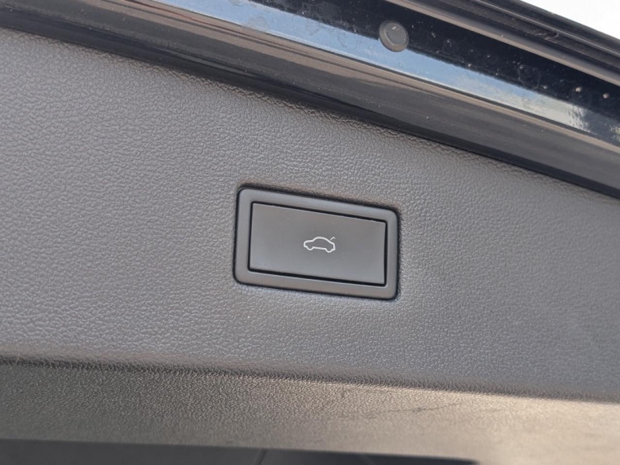 2021 Volkswagen Tiguan Highline 4MOTION  **PANO ROOF** Photo