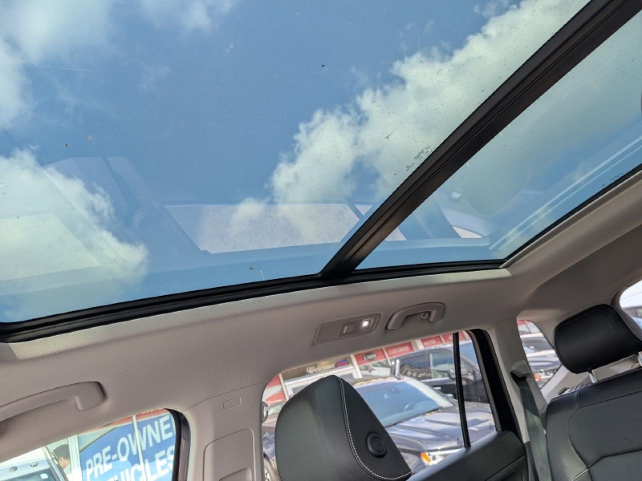 2021 Volkswagen Tiguan Highline 4MOTION  **PANO ROOF** Photo