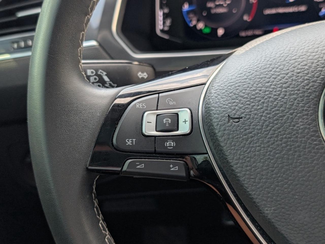 2021 Volkswagen Tiguan Highline 4MOTION  **PANO ROOF** Photo