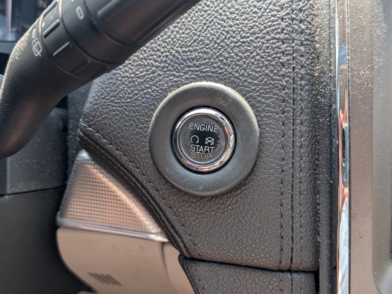 2013 Lincoln MKX V6 AWD  **PANO ROOF - PWR GATE** Photo