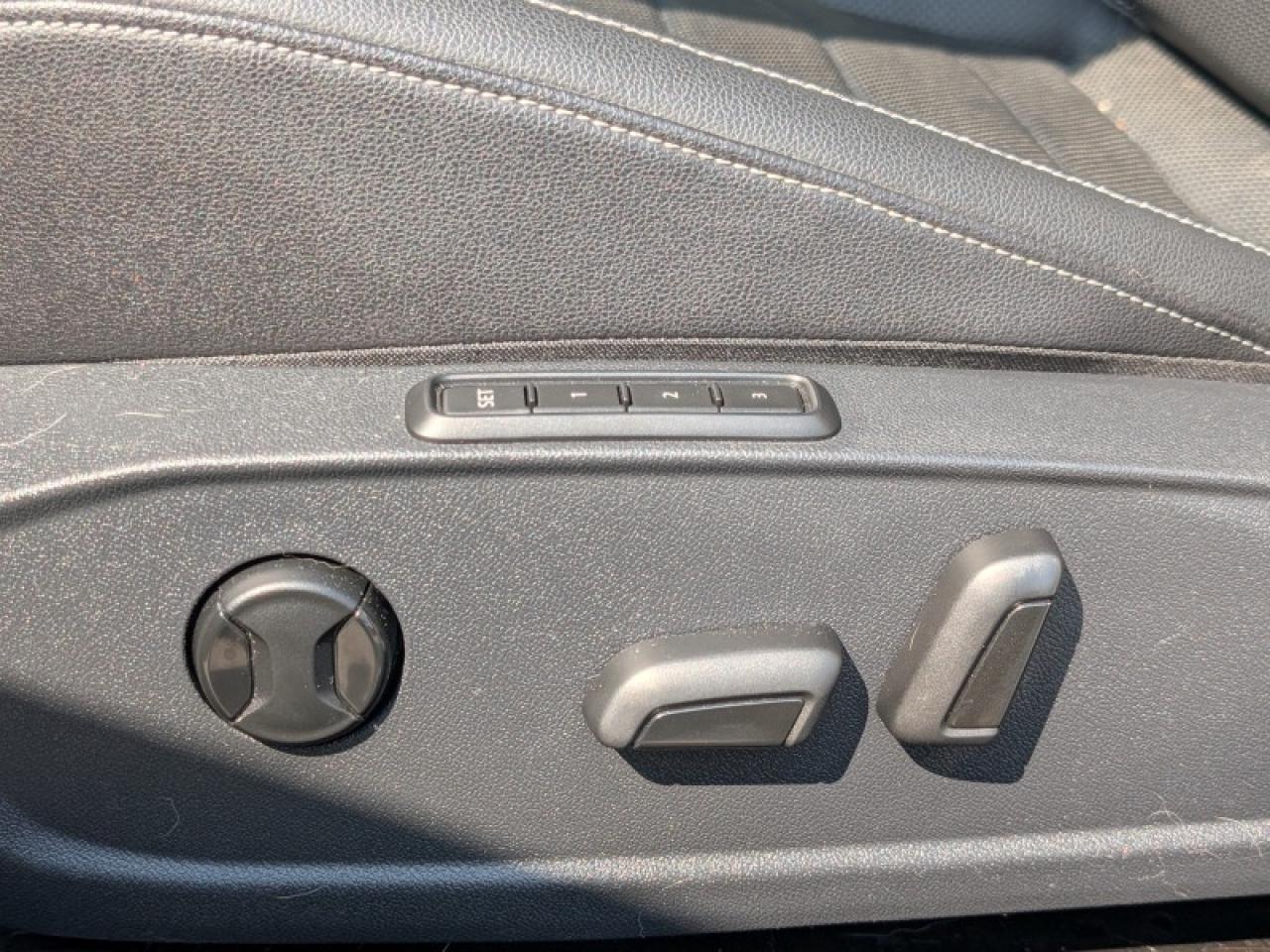 2019 Volkswagen Jetta Execline  **SUNROOF - COOLED SEATS** Photo