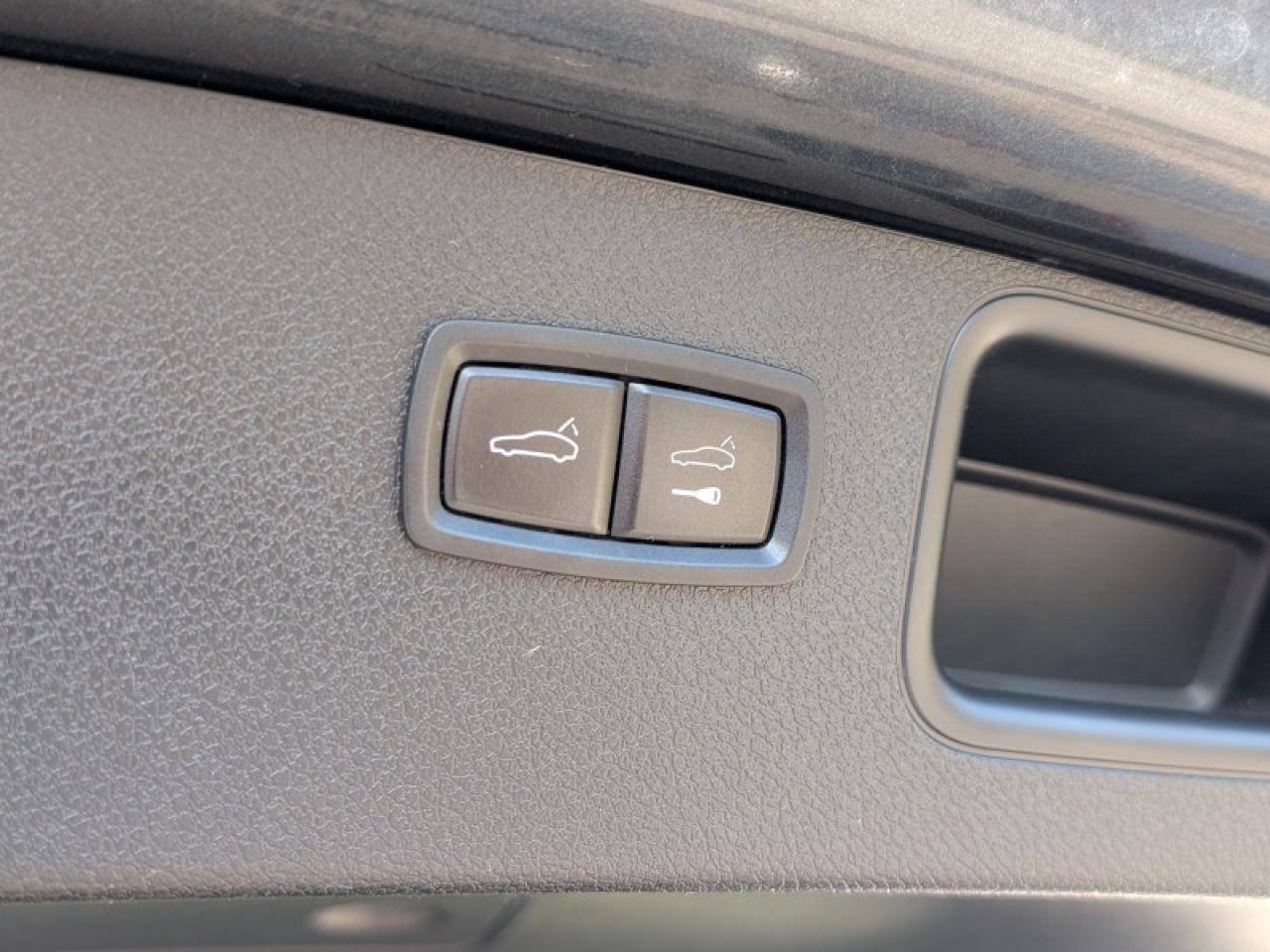 2017 Porsche Macan Premium Package Plus  **VERY CLEAN** Photo