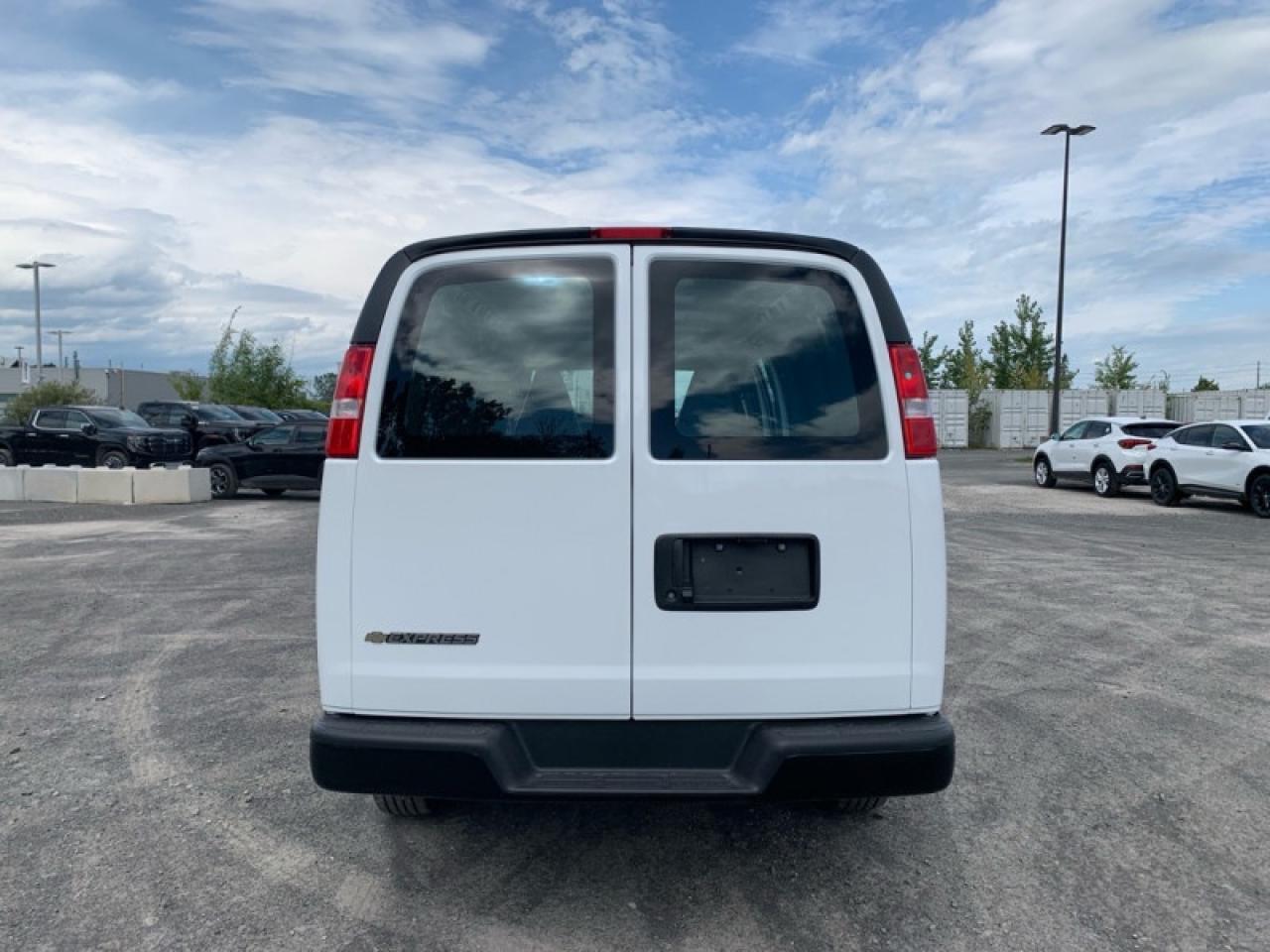 2025 Chevrolet Express Cargo Van 2500 155 Photo3