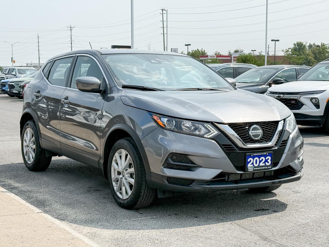 2023 Nissan Qashqai FORMER DAILY RENTAL, CLEAN CARFAX, 2.0L 4CYL ENGINE, HEATED FRONT SEATS, REAR VISION CAMERA, 17" ALLOY WHEELS Photo
