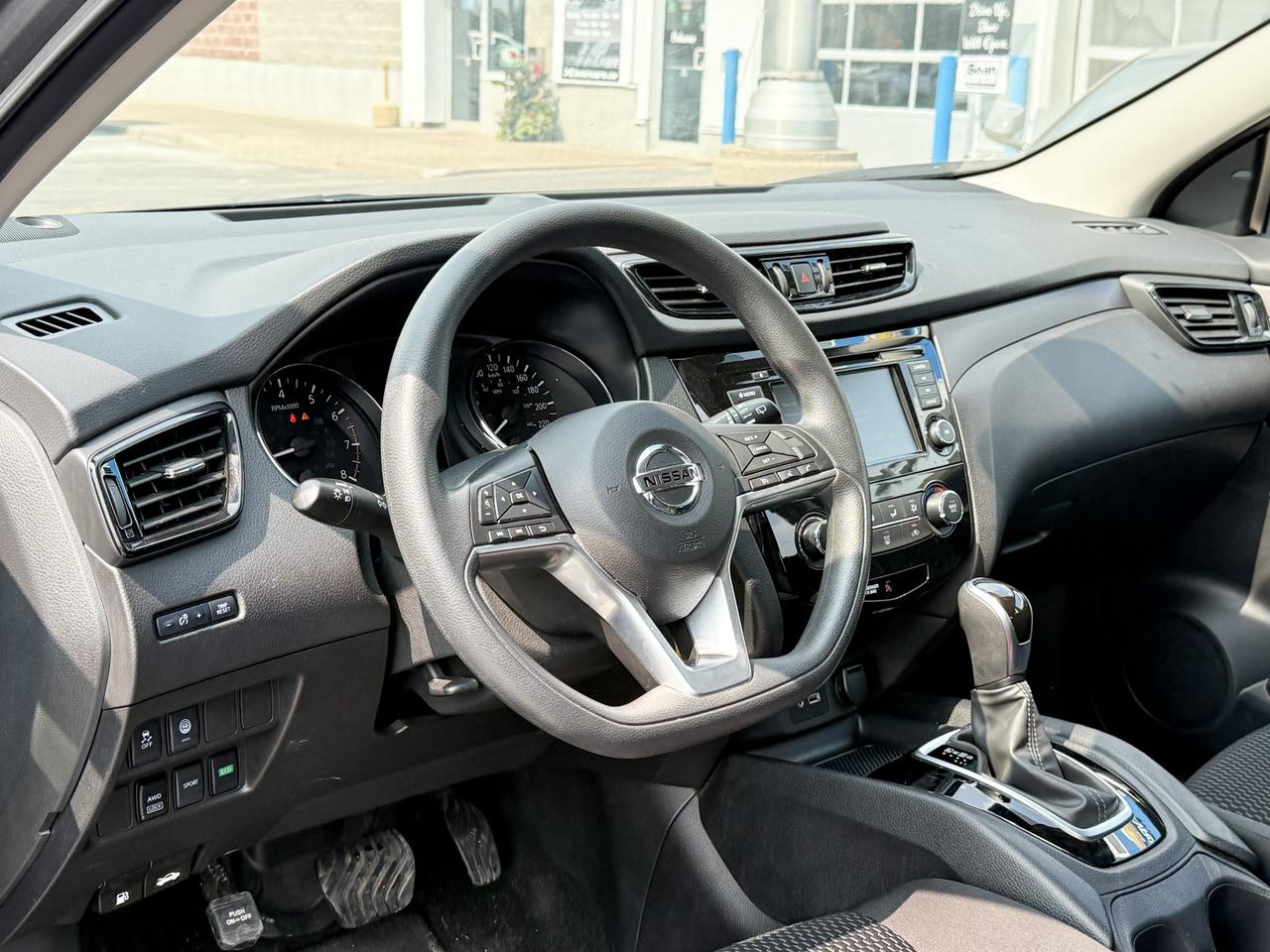 2023 Nissan Qashqai FORMER DAILY RENTAL, CLEAN CARFAX, 2.0L 4CYL ENGINE, HEATED FRONT SEATS, REAR VISION CAMERA, 17" ALLOY WHEELS Photo