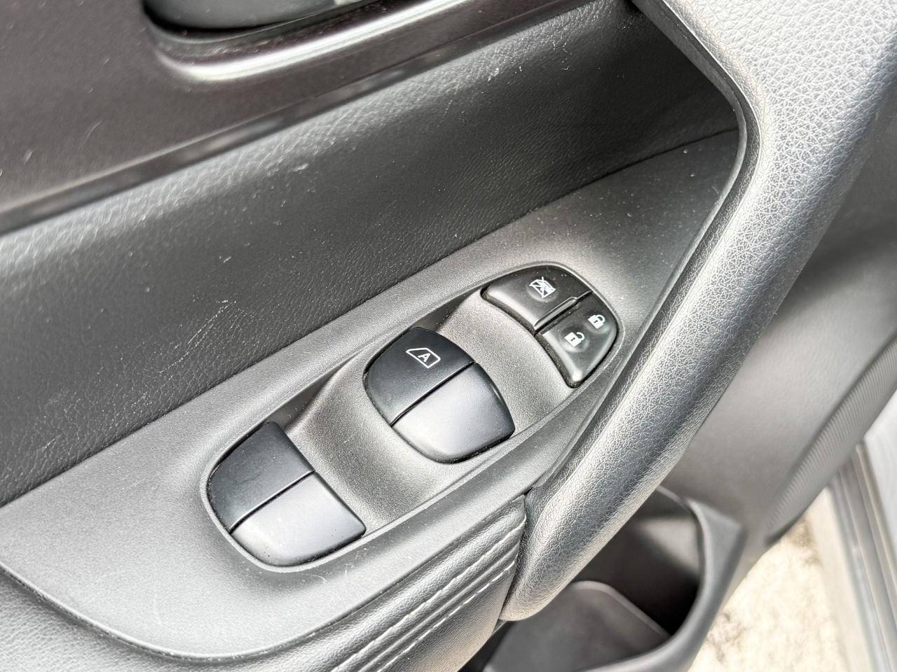 2023 Nissan Qashqai FORMER DAILY RENTAL, CLEAN CARFAX, 2.0L 4CYL ENGINE, HEATED FRONT SEATS, REAR VISION CAMERA, 17" ALLOY WHEELS Photo