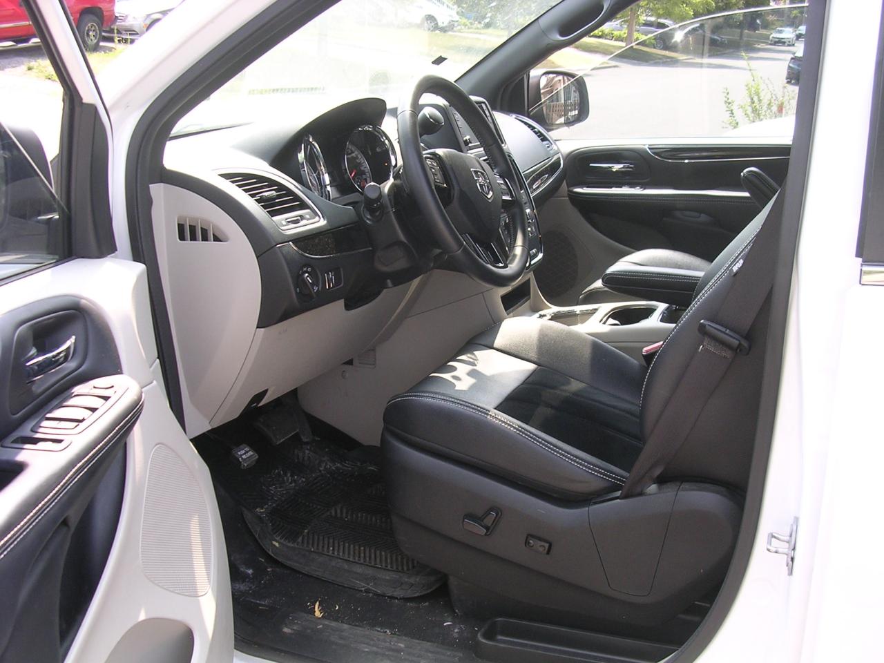 2017 Dodge Grand Caravan SXT Premium Plus - Photo #5