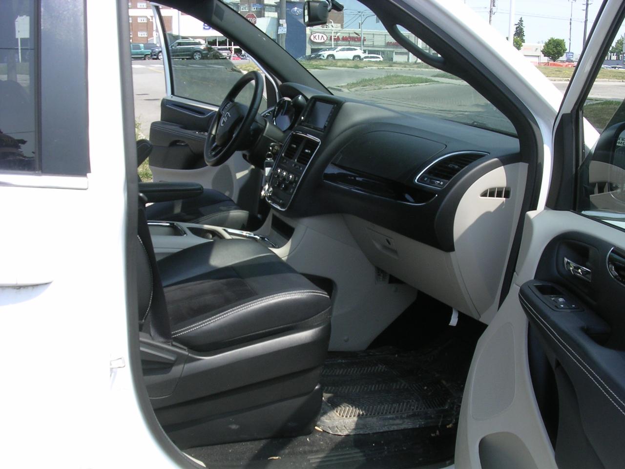 2017 Dodge Grand Caravan SXT Premium Plus - Photo #10