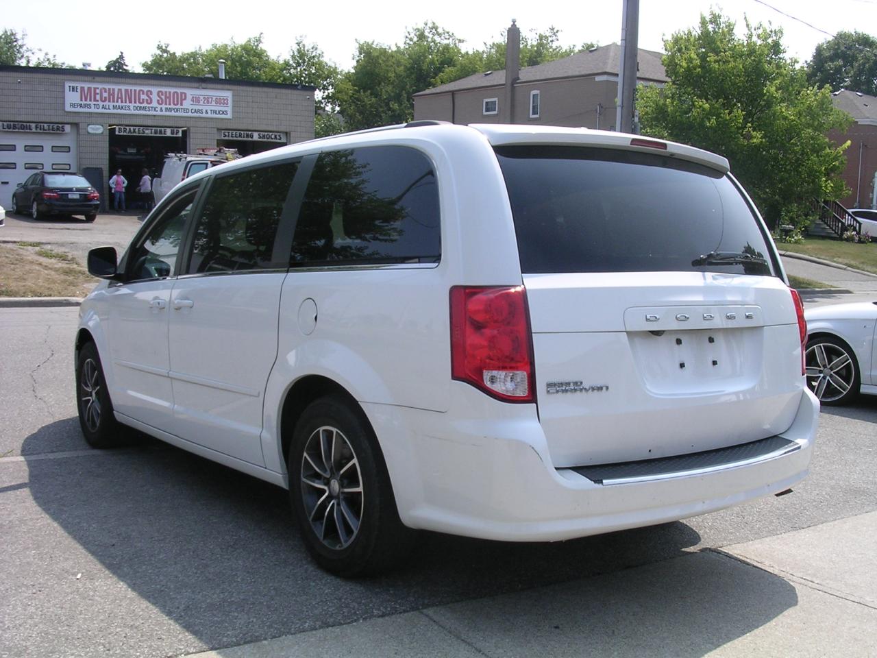 2017 Dodge Grand Caravan SXT Premium Plus - Photo #4