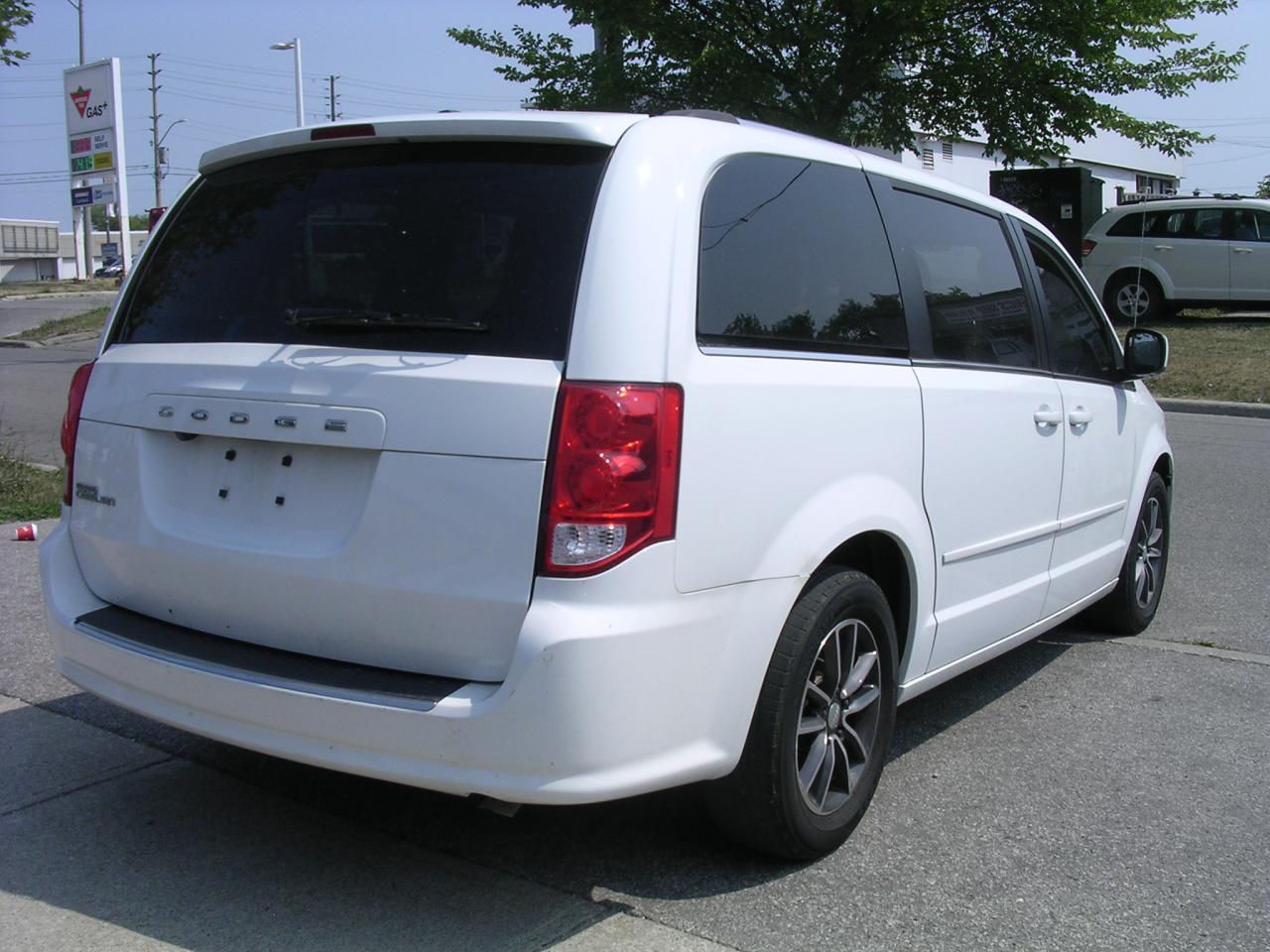 2017 Dodge Grand Caravan SXT Premium Plus - Photo #3