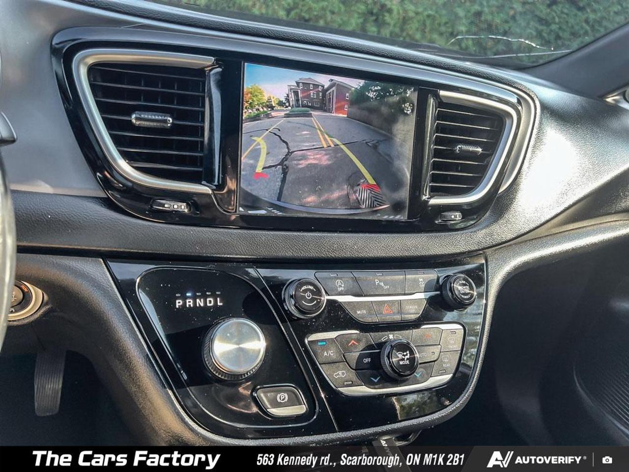 2020 Chrysler Pacifica Touring-L  Leather/Camera Apple CarPlay! Photo