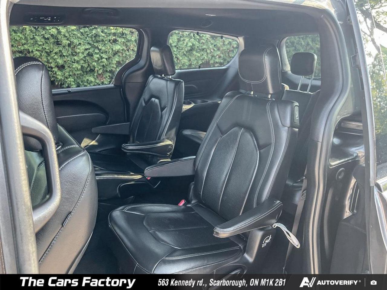 2020 Chrysler Pacifica Touring-L  Leather/Camera Apple CarPlay! Photo