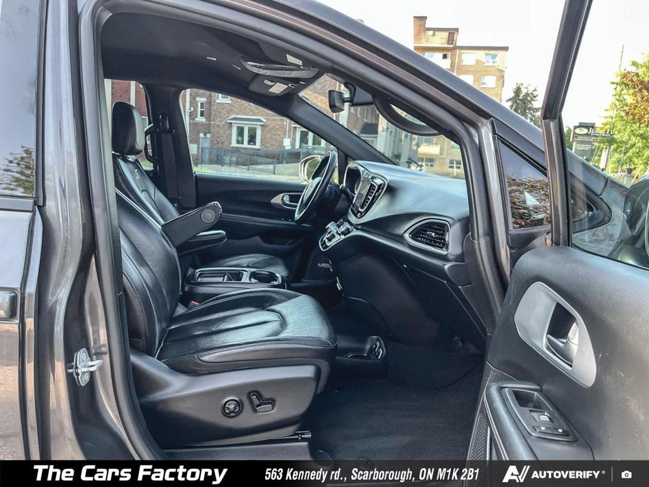 2020 Chrysler Pacifica Touring-L  Leather/Camera Apple CarPlay! Photo