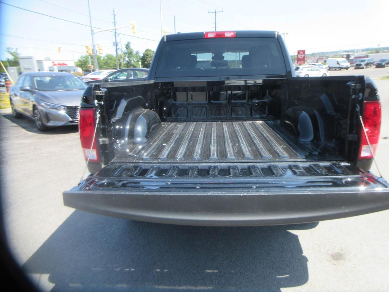 2023 RAM 1500 Classic SLT Photo4