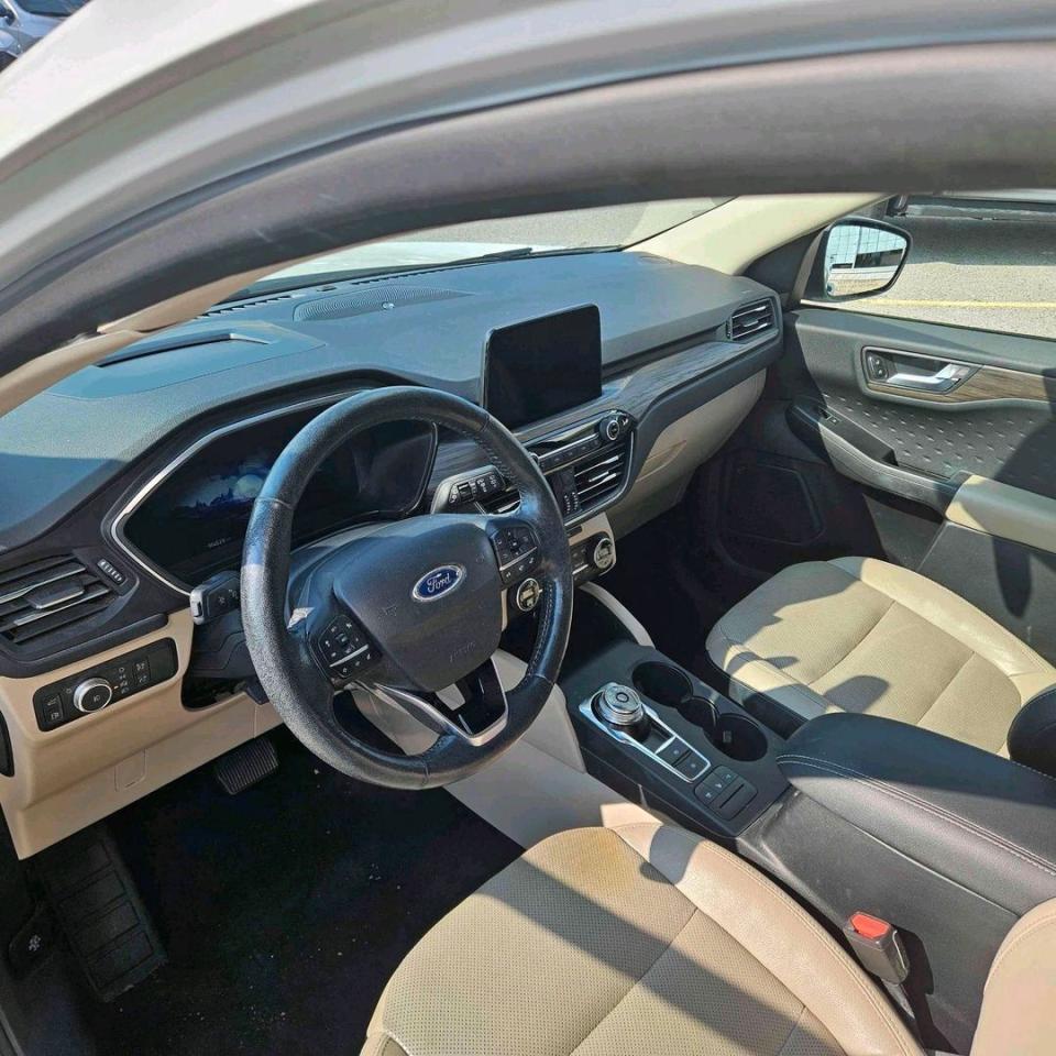 2020 Ford Escape Titanium Hybrid Photo5