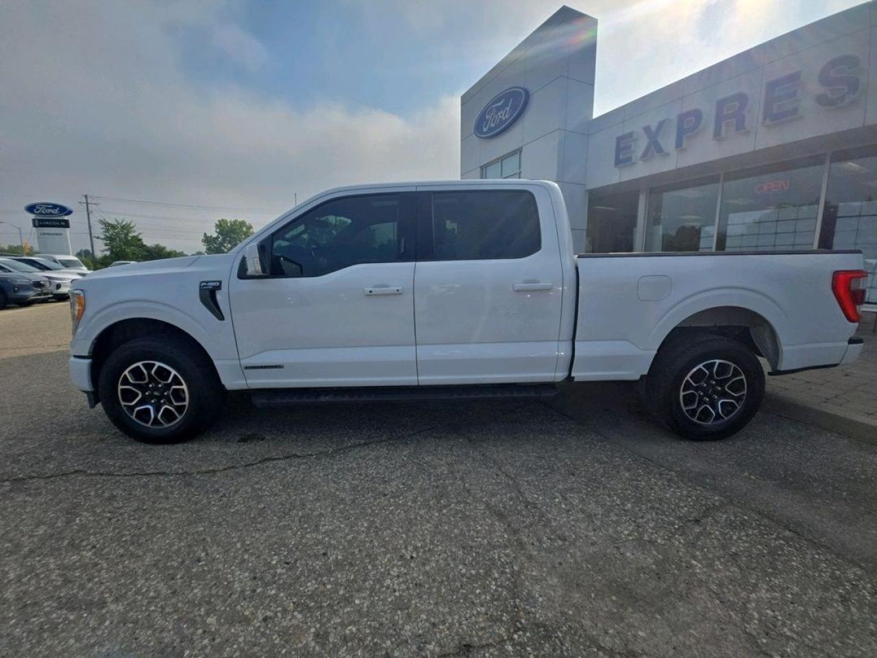 2022 Ford F-150 Lariat Photo2