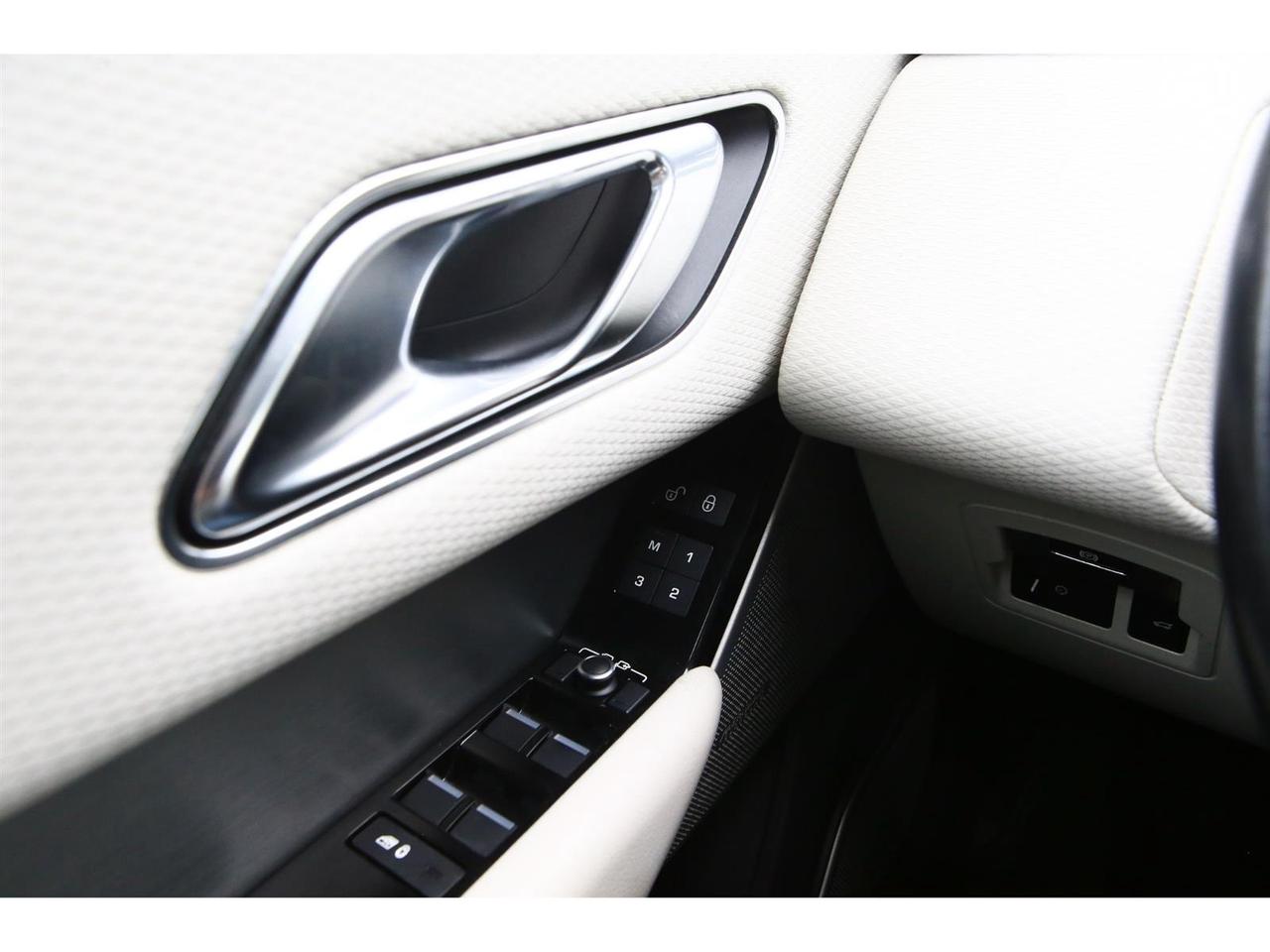 2018 Land Rover Range Rover Velar R-Dynamic SE Photo