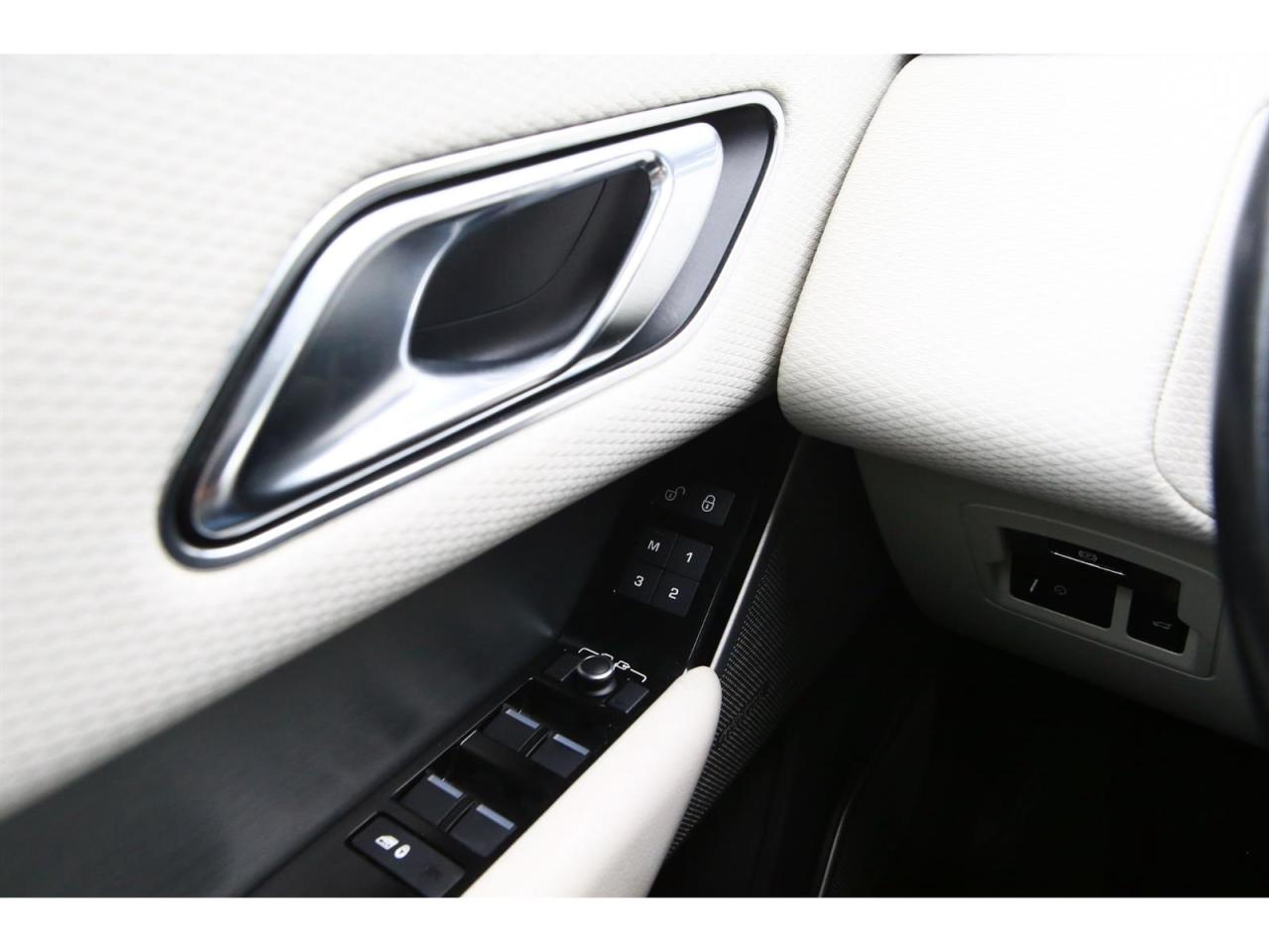 2018 Land Rover Range Rover Velar R-Dynamic SE Photo