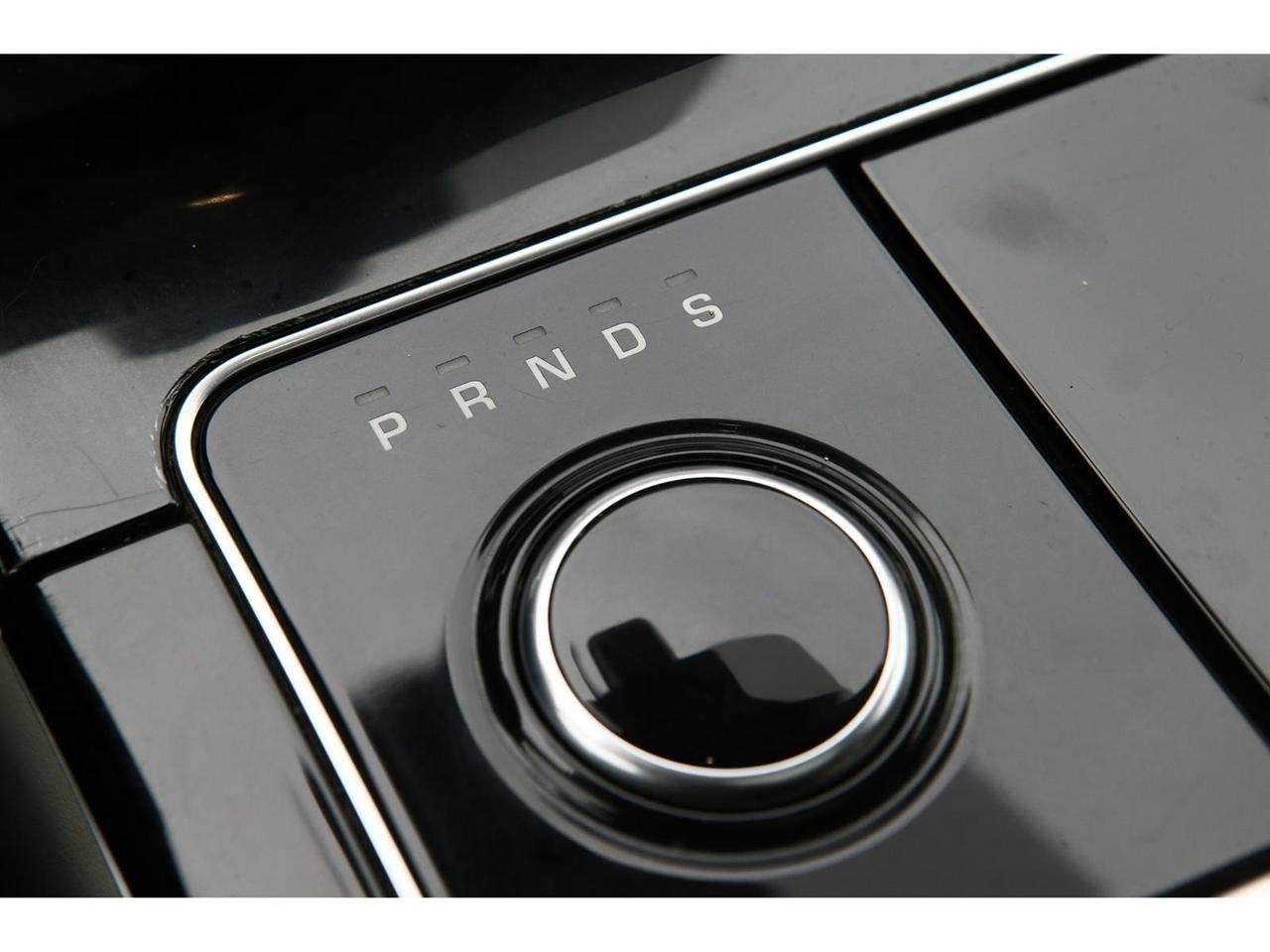 2018 Land Rover Range Rover Velar R-Dynamic SE Photo