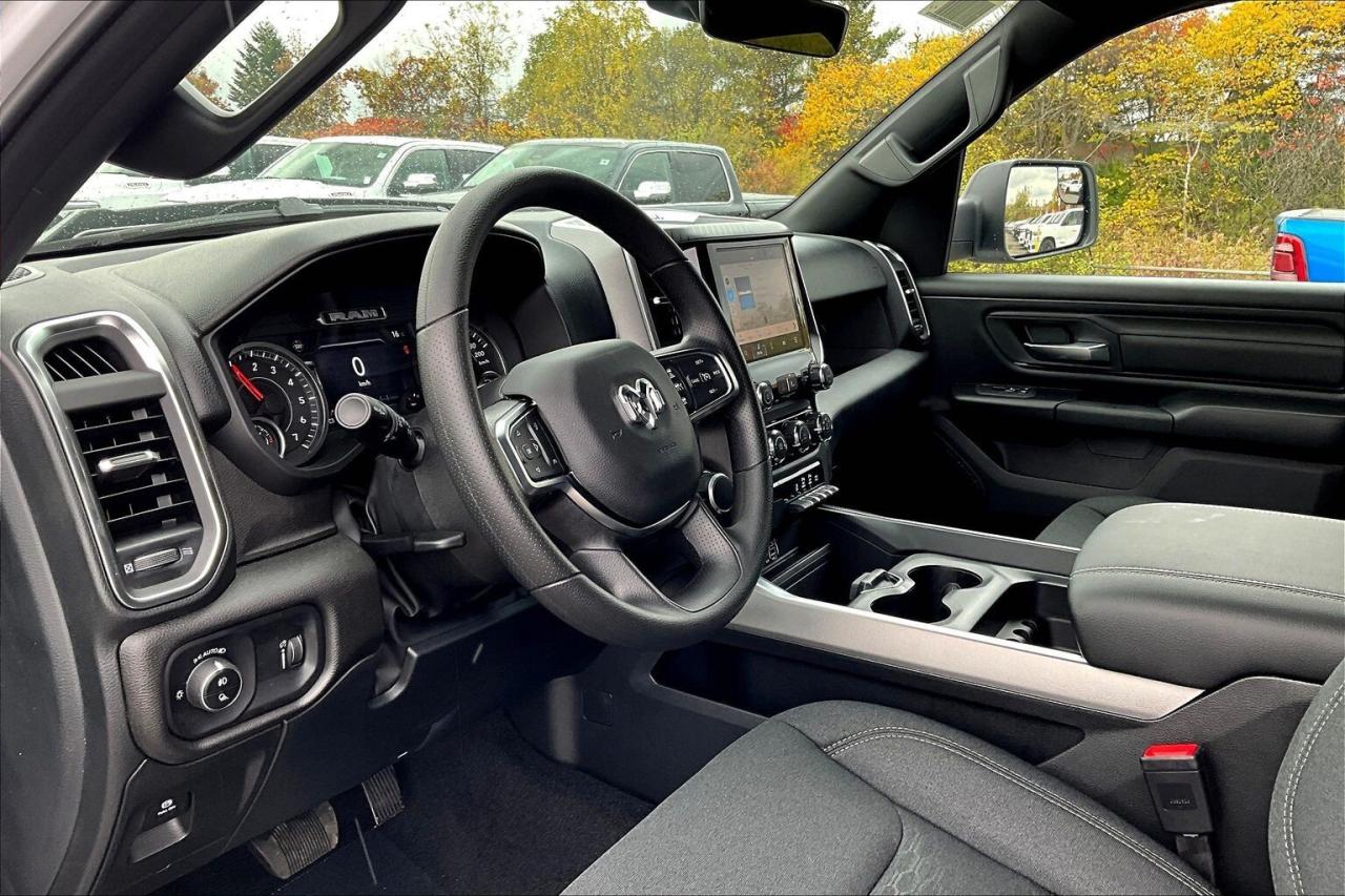 2025 RAM 1500 TRADESMAN CREW | Black Express Pkg | Buckets | V6 Photo