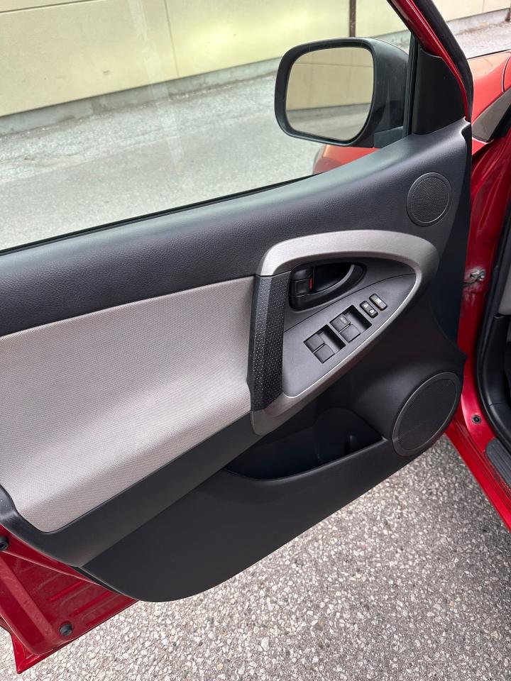 2011 Toyota RAV4  AWD Base Photo4