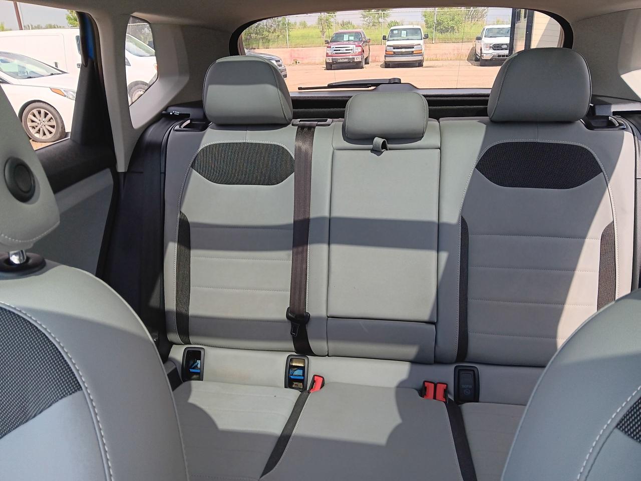 2022 Volkswagen Taos Comfortline 4 Motion, Leather, Pano, BU Cam, Htd S - Photo #16