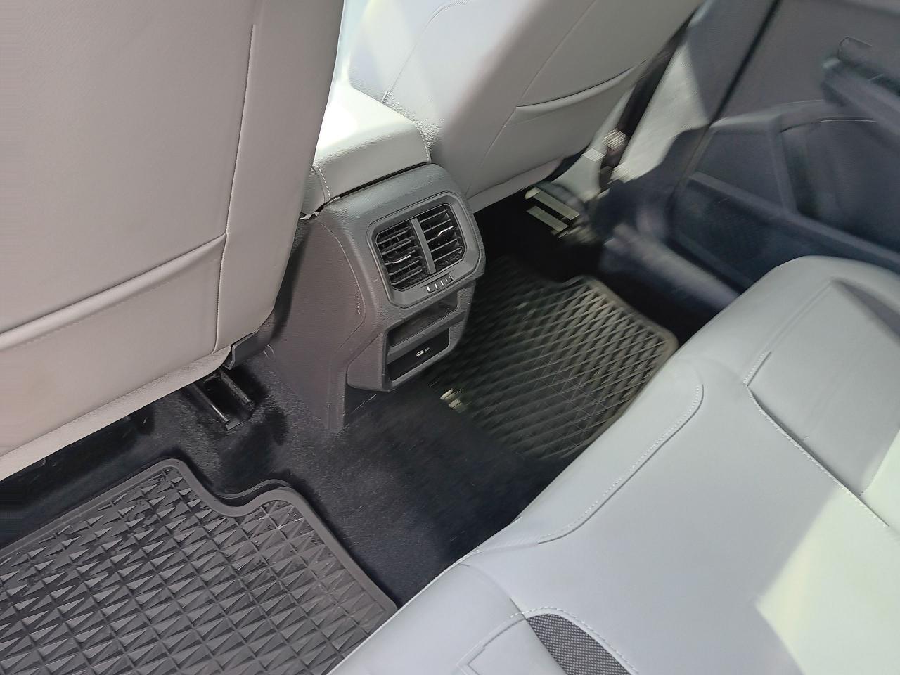2022 Volkswagen Taos Comfortline 4 Motion, Leather, Pano, BU Cam, Htd S - Photo #17