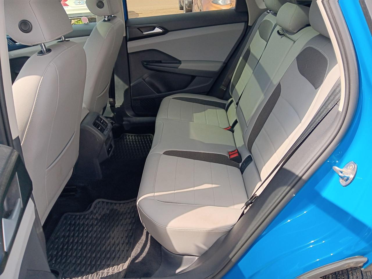 2022 Volkswagen Taos Comfortline 4 Motion, Leather, Pano, BU Cam, Htd S - Photo #18