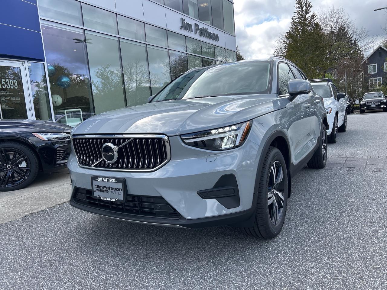 New 2025 Volvo XC40 B5 AWD Core Bright Theme for sale in Surrey, BC