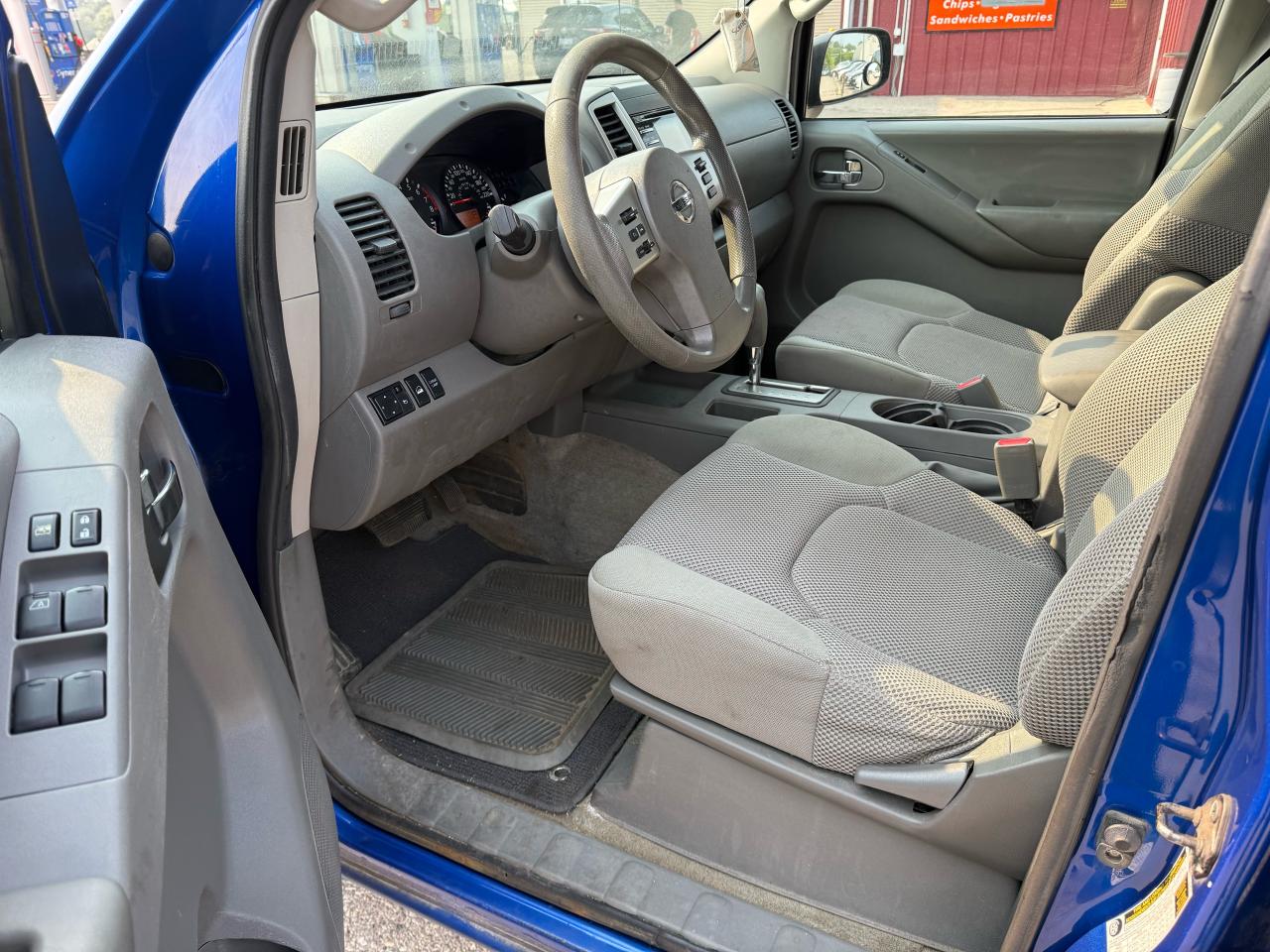 2014 Nissan Frontier SV 4X4 - Photo #5
