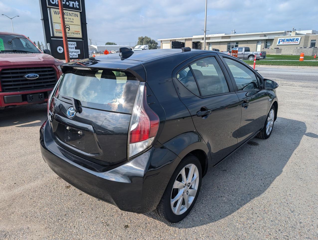 2016 Toyota Prius c Technology | Sunroof | Leather | One Owner - Photo #4