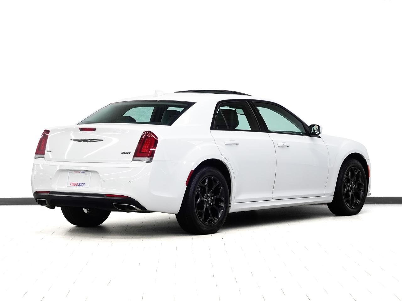 2023 Chrysler 300 TOURING L | AWD | Nav | Leather | Pano roof | BSM