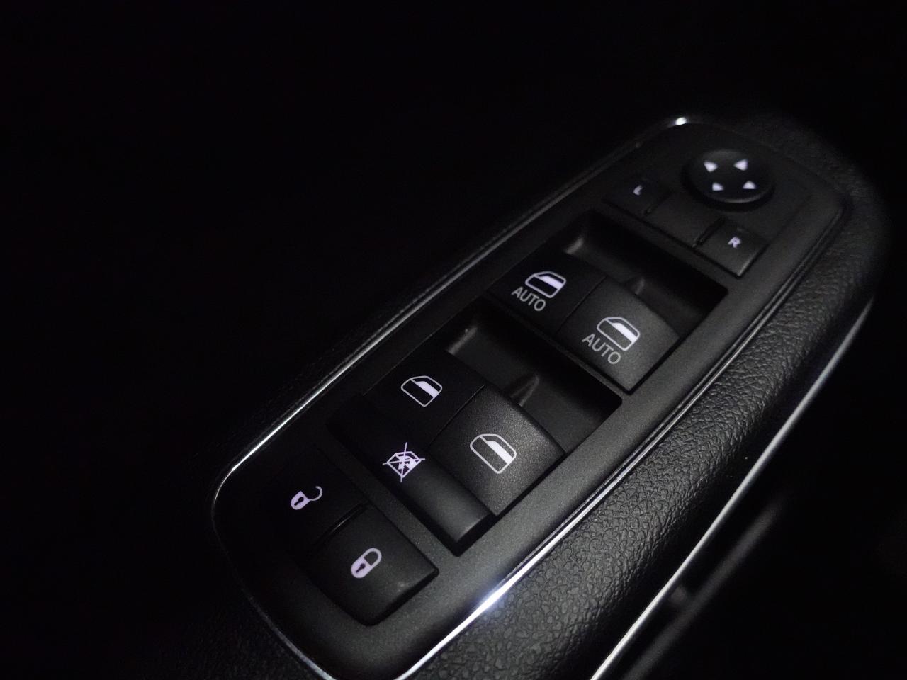 2023 Chrysler 300 TOURING L | AWD | Nav | Leather | Pano roof | BSM